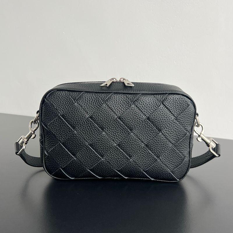 BOTTEGA VENETA イントレチャート カメラバッグ メンズ 24.5×15×6cm