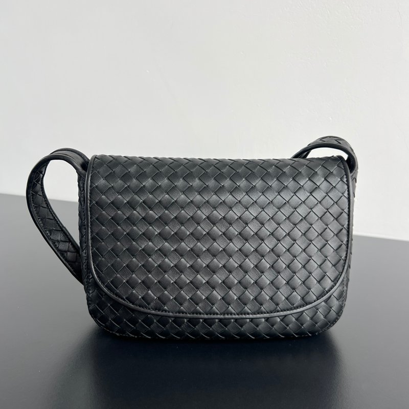 BOTTEGA VENETA ヴェネト シープレザー ショルダーバッグ メンズ 26×18.5×5cm