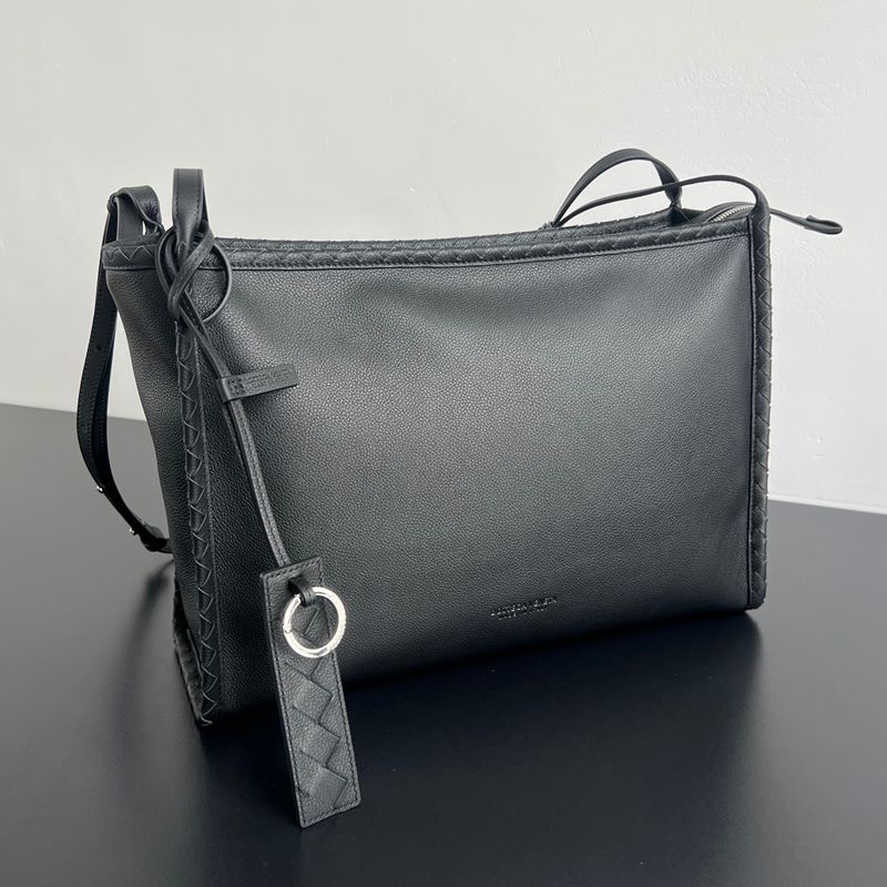 BOTTEGA VENETA コリエーレ グラニューレザー バッグ ユニセックス 39×29×14.5cm