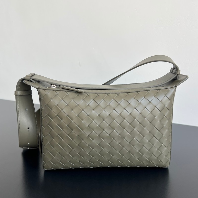 BOTTEGA VENETA トリベカ カーフレザー ランチバッグ メンズ 30.5×20×9cm