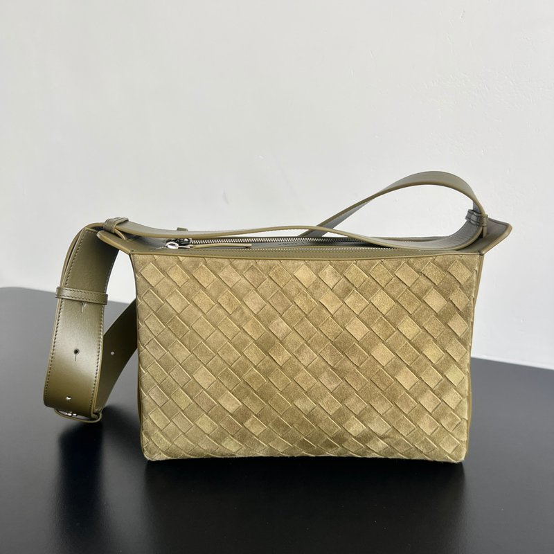 BOTTEGA VENETA トリベカ スエード ランチバッグ メンズ 30.5×20×9cm
