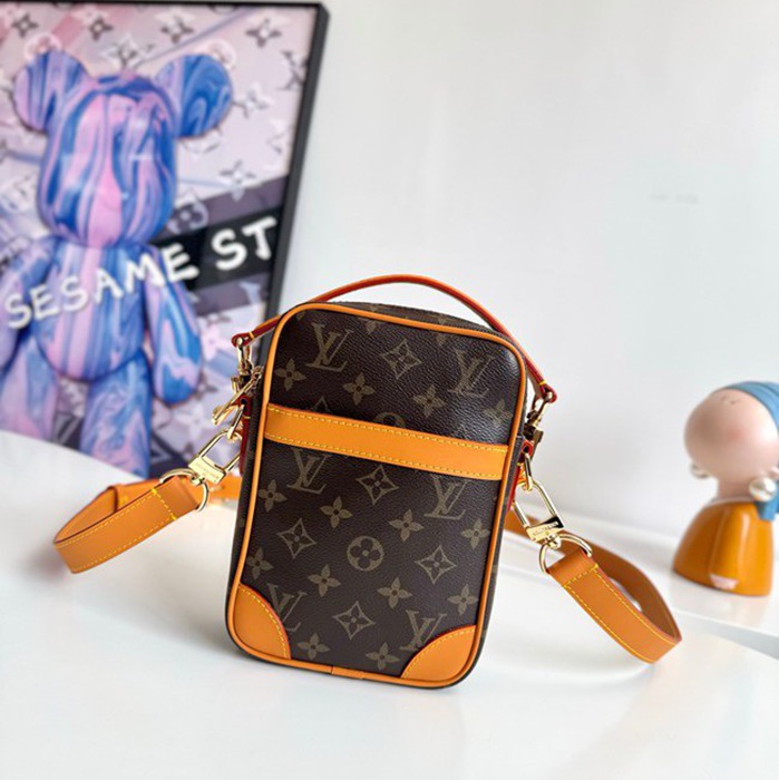 LOUIS VUITTON ダニューブ ショルダーバッグ モノグラム キャンバス メンズ 21×16×6cm
