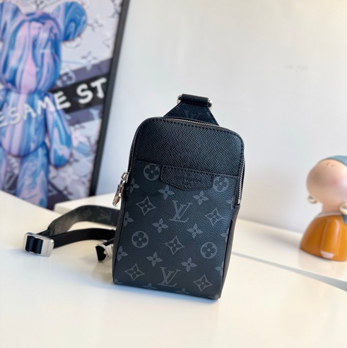 LOUIS VUITTON タイガラマ アウトドア ショルダーバッグ メンズ 24×18×8cm