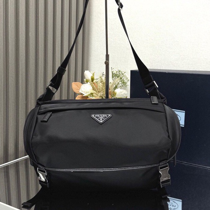 PRADA メッセンジャーバッグ リサイクルナイロン メンズ 32×18×16cm