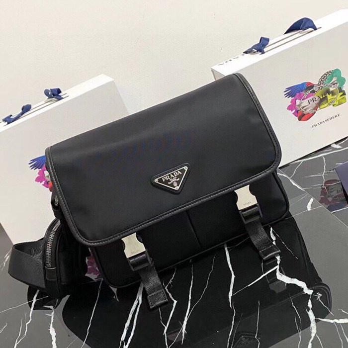 PRADA メッセンジャーバッグ リサイクルナイロン サフィアーノ メンズ 26×20×10cm