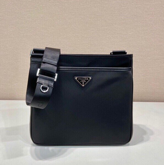 PRADA ショルダーバッグ サフィアーノ×リサイクルナイロン メンズ 28×25×6cm