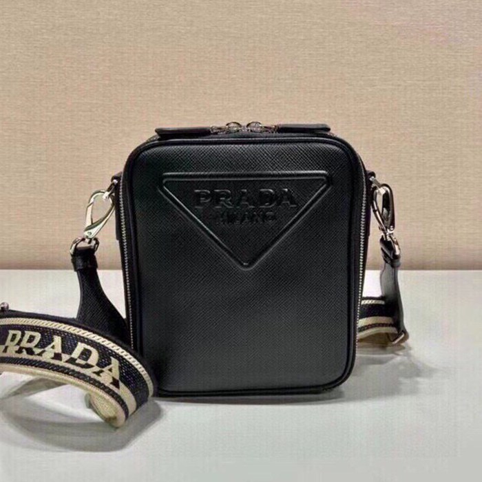 PRADA ショルダーバッグ サフィアーノレザー 刺繍テープ付き メンズ 19×16×5.5cm