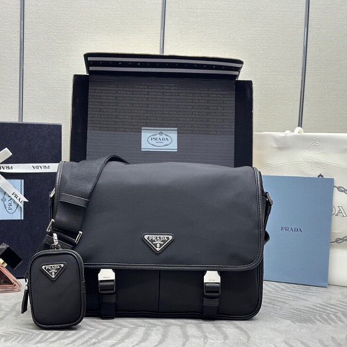 PRADA メッセンジャーバッグ リサイクルナイロン サフィアーノ メンズ 32×24×12cm