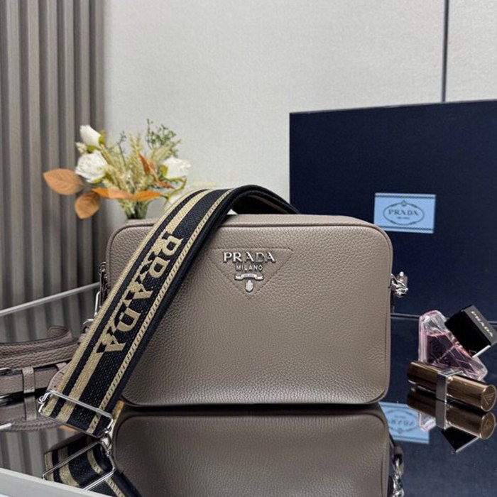 PRADA ショルダーバッグ ディアスキンレザー デュアルストラップ メンズ 22×14×8cm