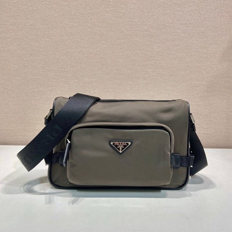 PRADA メッセンジャーバッグ リサイクルナイロン サフィアーノ メンズ 28×17.5×10cm