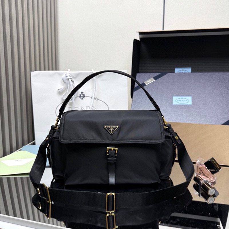 PRADA メッセンジャーバッグ リサイクルナイロン ユニセックス 37.5×19×12cm