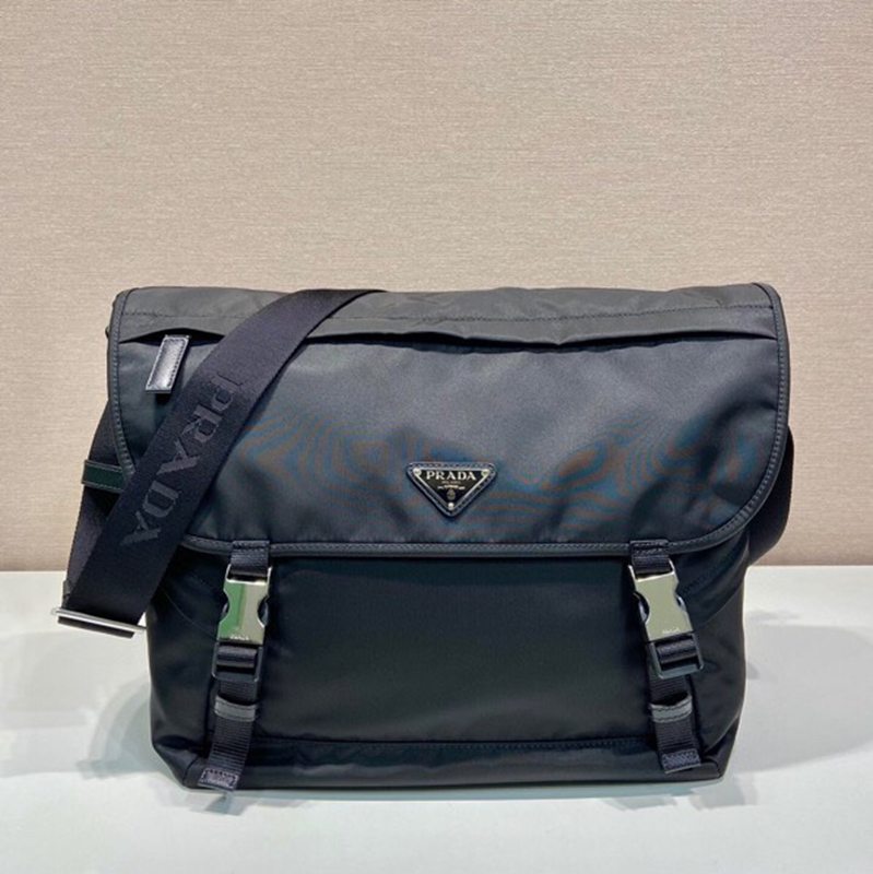 PRADA メッセンジャーバッグ リサイクルナイロン メンズ 30×27.5×14.5cm