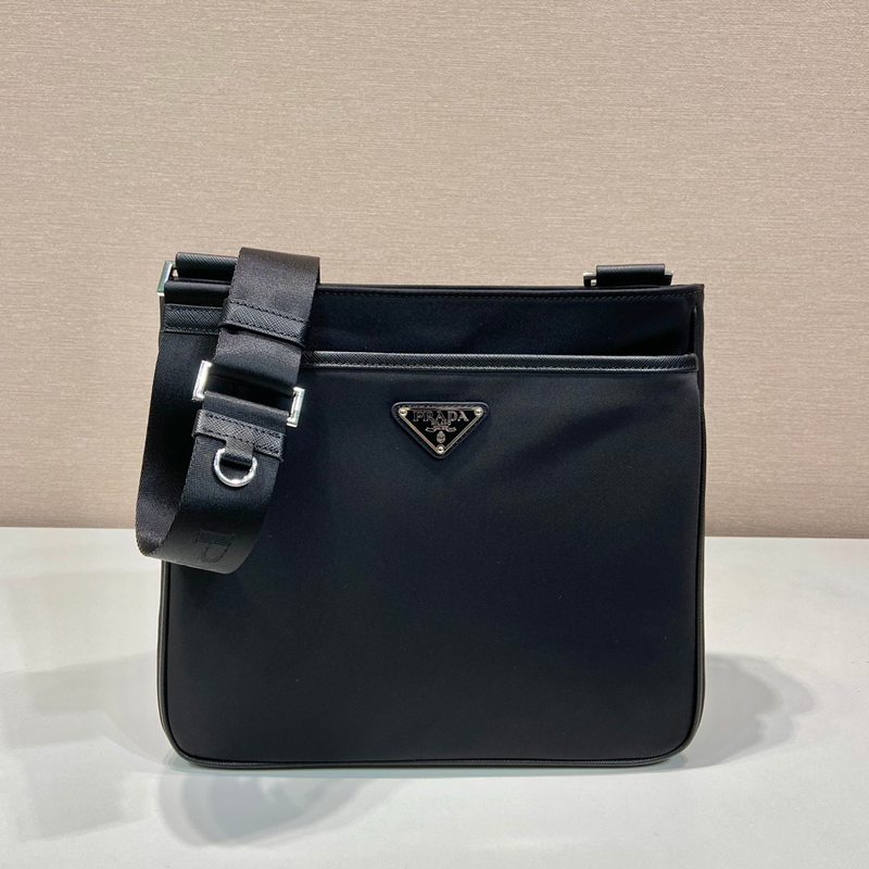 PRADA ショルダーバッグ サフィアーノ×リサイクルナイロン メンズ 28×25×6cm