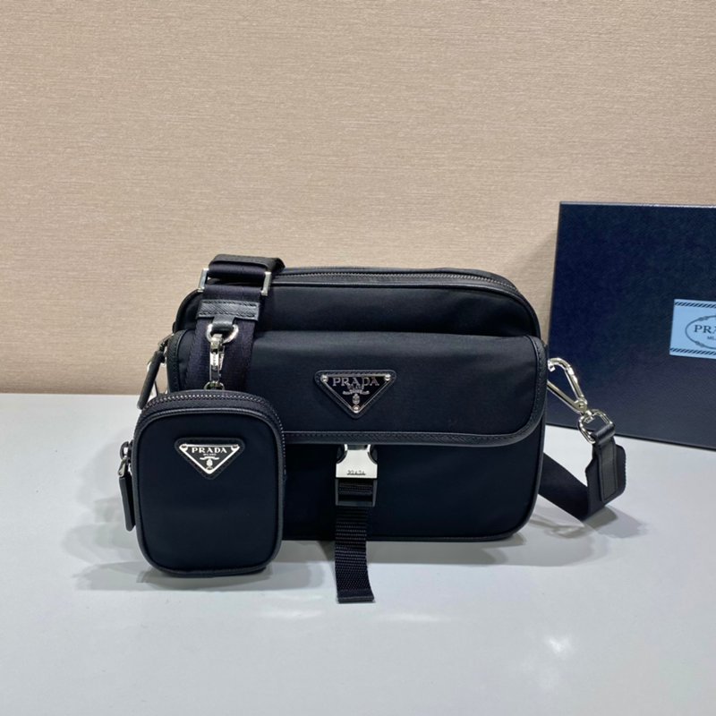 PRADA メッセンジャーバッグ リサイクルナイロン メンズ 22×16×5cm