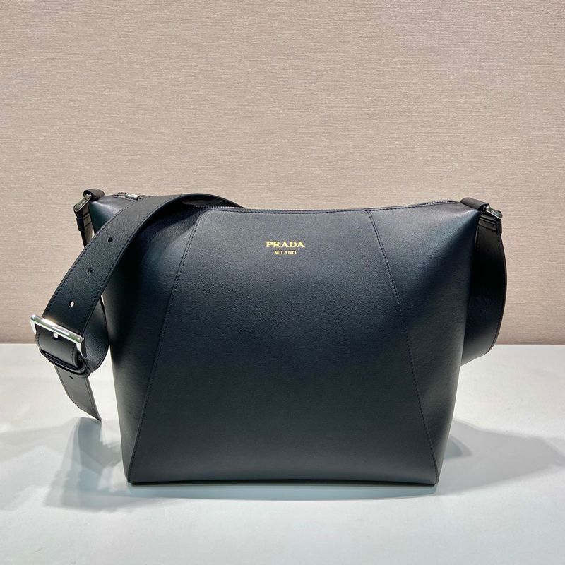 PRADA メッセンジャーバッグ グレインレザー メンズ 30×27.5×14cm