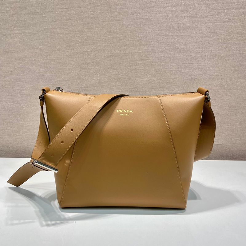 PRADA メッセンジャーバッグ グレインレザー メンズ 30×27.5×14cm