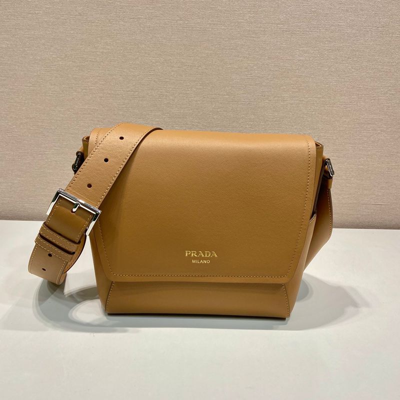 PRADA メッセンジャーバッグ カーフレザー メンズ 22×22×12cm