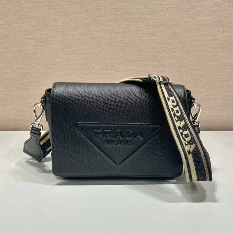 PRADA ショルダーバッグ サフィアーノレザー 刺繍テープ付き メンズ 26×18×6.5cm