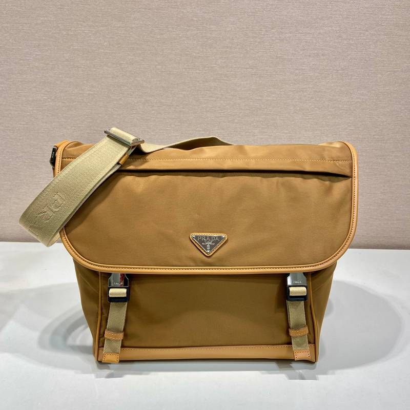 PRADA メッセンジャーバッグ リサイクルナイロン メンズ 30×27.5×14.5cm