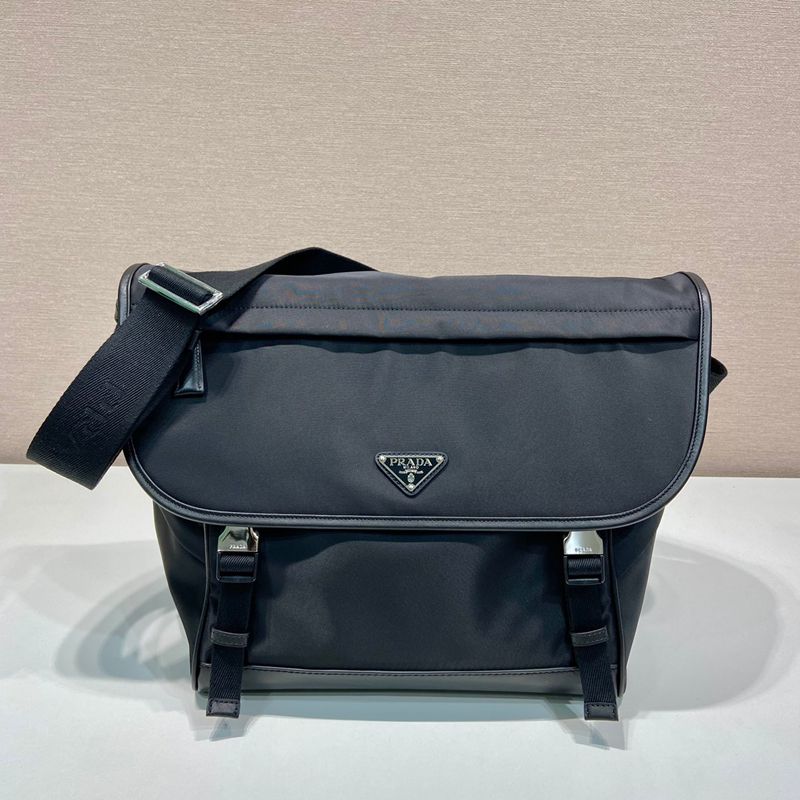 PRADA メッセンジャーバッグ リサイクルナイロン メンズ 30×27.5×14.5cm