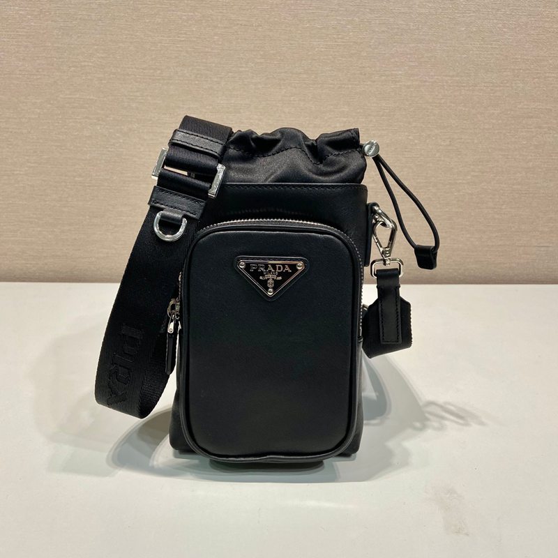 PRADA スマホポーチ カーフレザー メンズ 13×18×4cm
