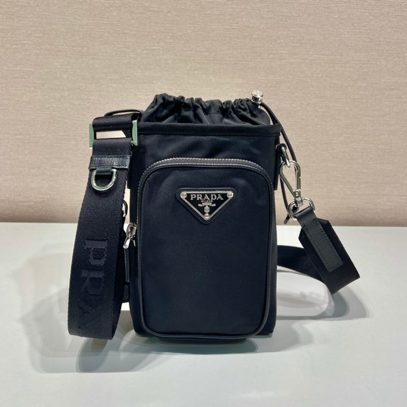 PRADA スマホポーチ リサイクルナイロン メンズ 13×18×4cm