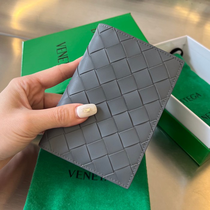 BOTTEGA VENETA イントレチャート パスポートケース ユニセックス 13.3×9.5cm