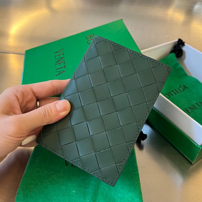 BOTTEGA VENETA イントレチャート パスポートケース ユニセックス 13.3×9.5cm