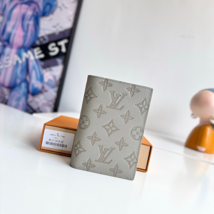 LOUIS VUITTON パスポートケース モノグラム シャドウ レザー メンズ 14×10×2.5cm