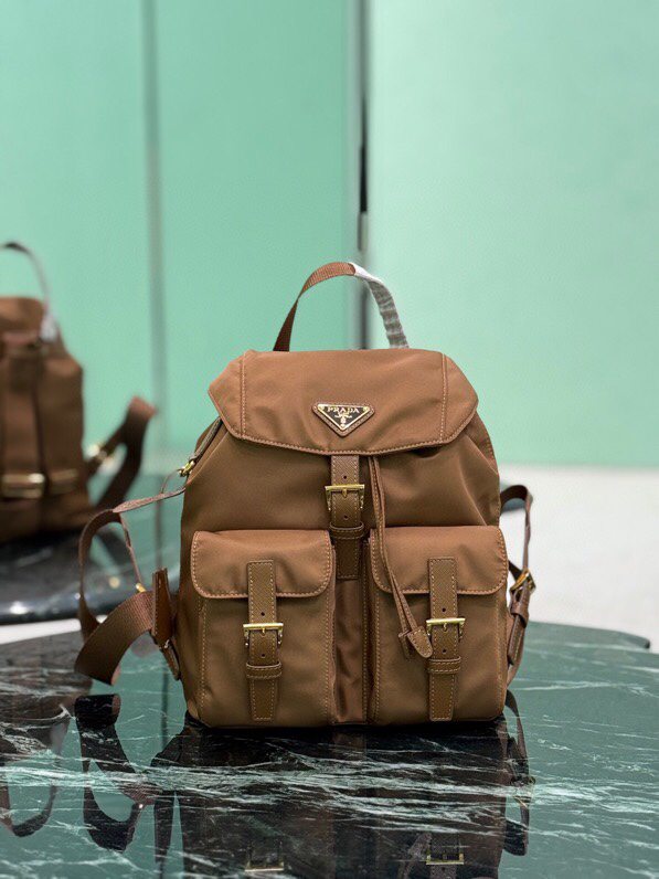 プラダ スタイル リュック 1BZ677 サイズ：28×23.5×12cm
