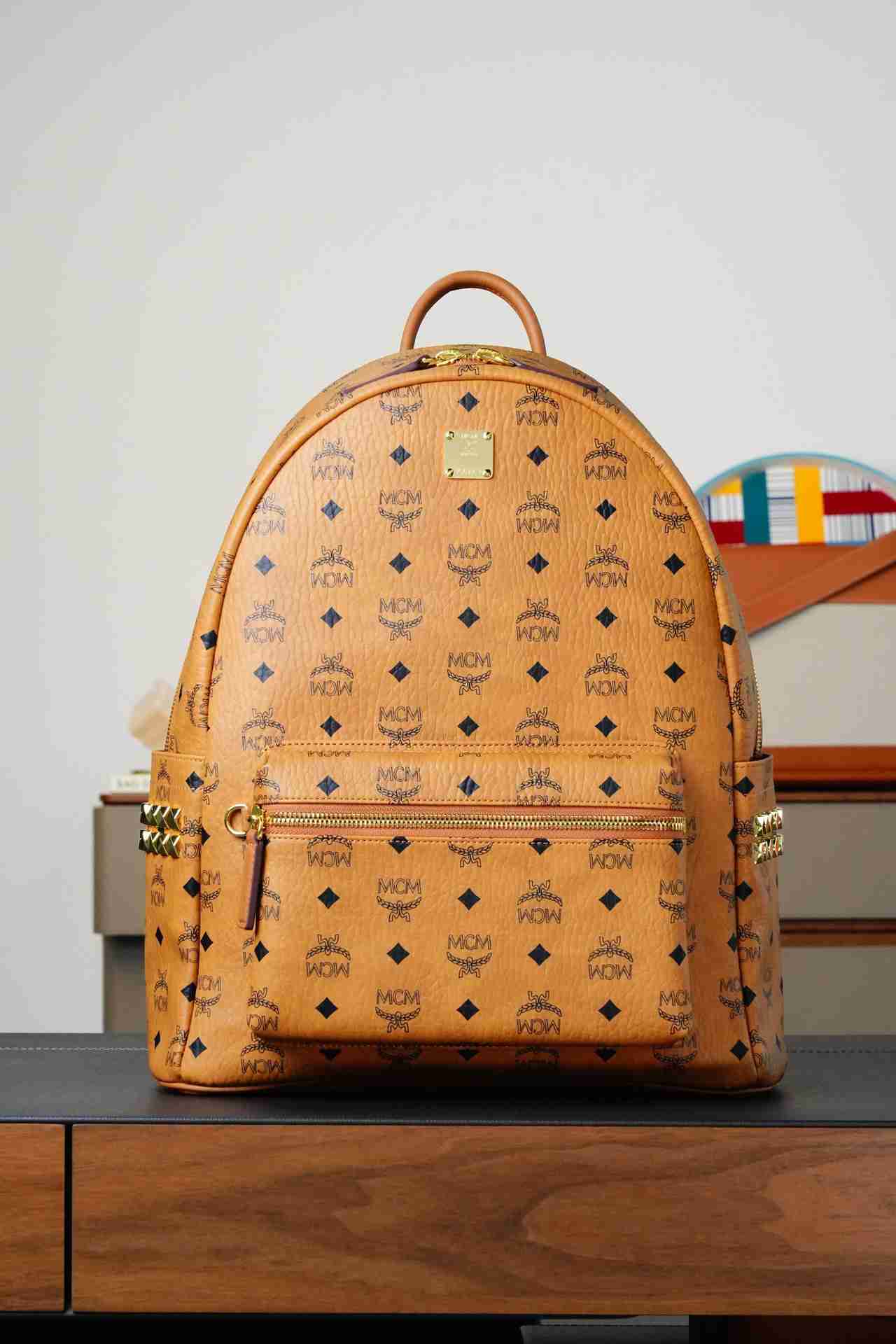 MCM スタイル ビゼトス スターク ミディアム リュック コニャック サイズ：41×15.5×33.5cm