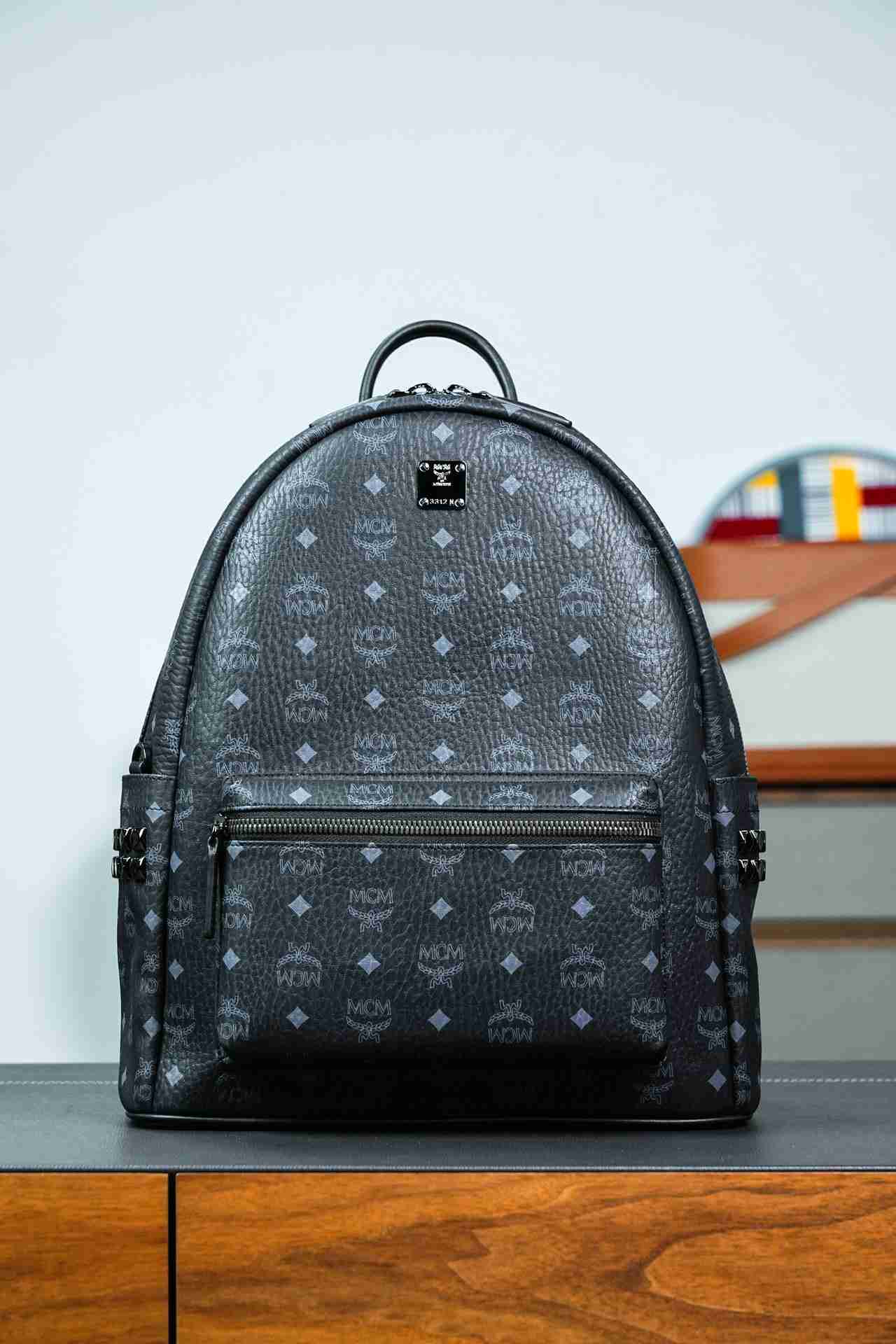 MCM スタイル ビゼトス スターク ミディアム リュック ブラック サイズ：41×15.5×33.5cm