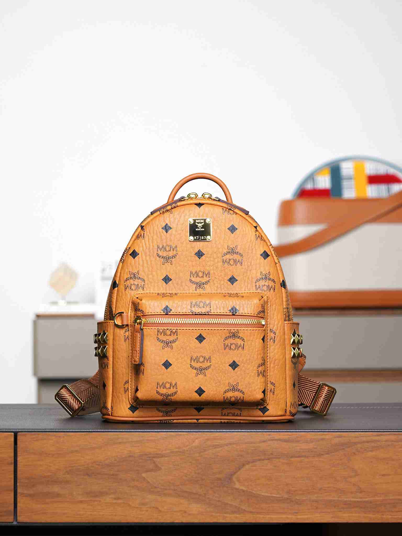 MCM スタイル ビゼトス スターク サイドスタッズ ミニ リュック コニャック サイズ：10.2×4.1×8.5cm