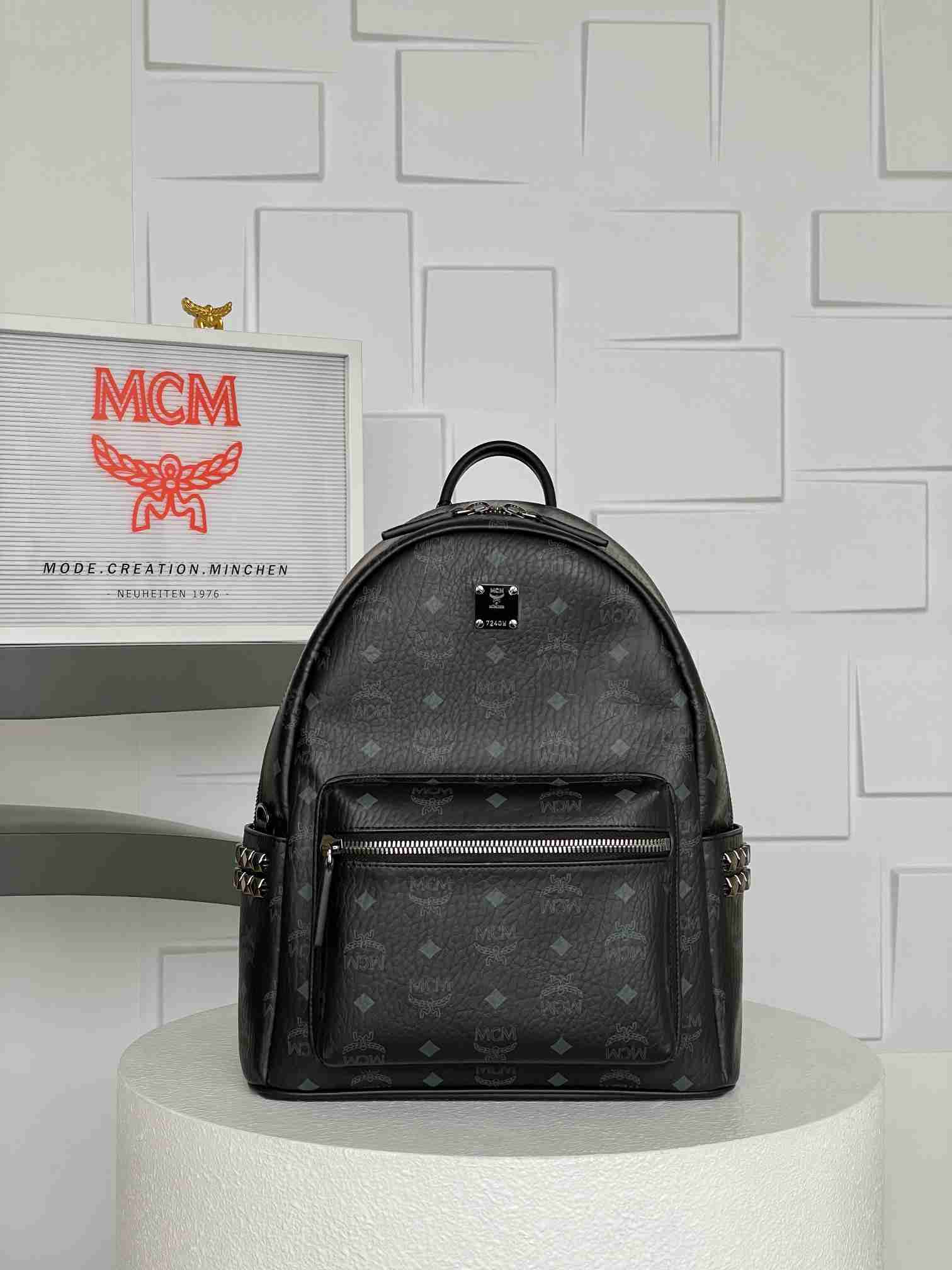 MCM スタイル ビゼトス スターク スモールミディアム リュック ブラック サイズ：38×13×30cm