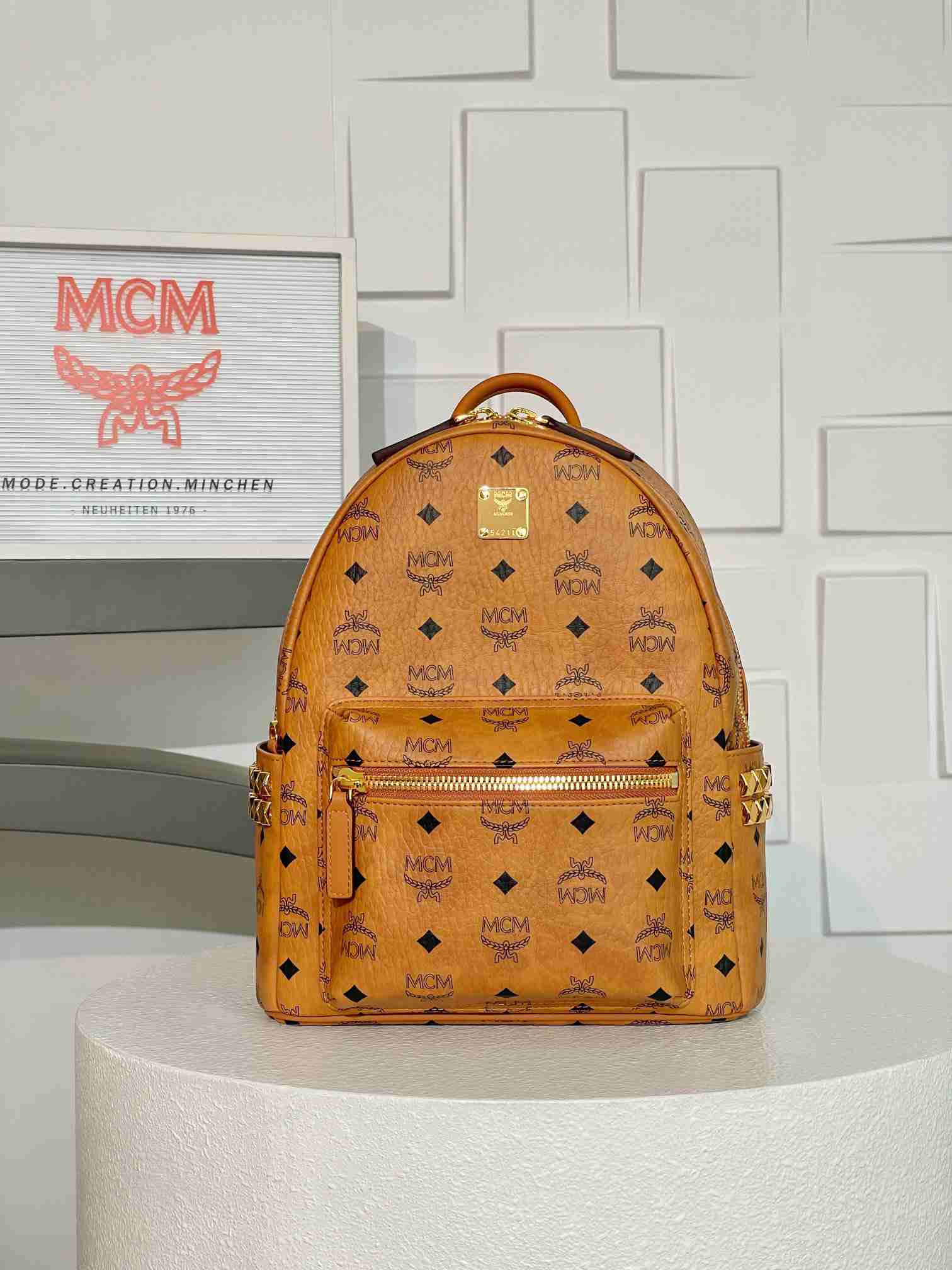 MCM スタイル ビゼトス スターク スモール リュック コニャック サイズ：33×13×26cm