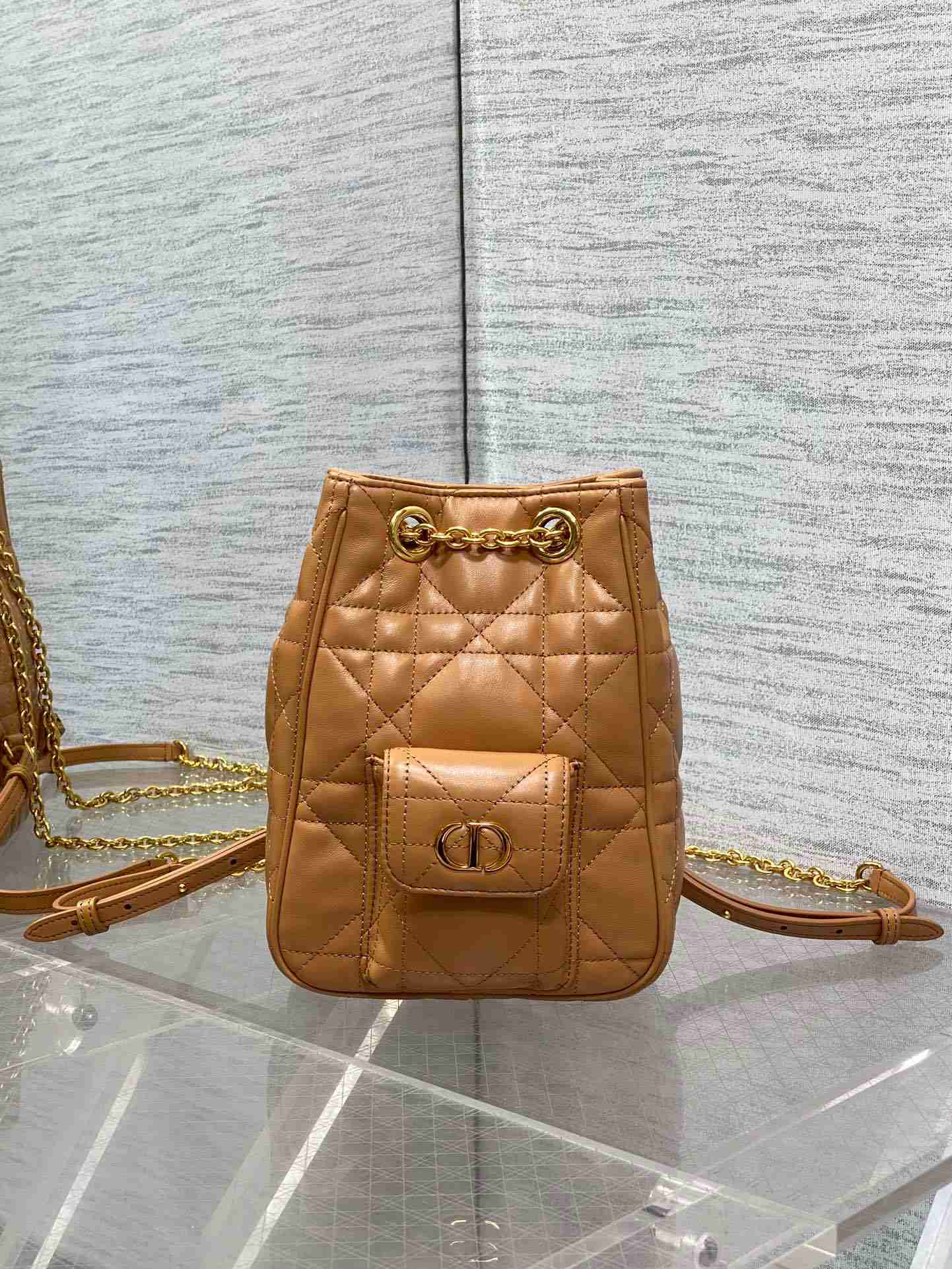 ディオール スタイル カロ マルチキャリー ミニ リュック サイズ：15×19×8.5cm