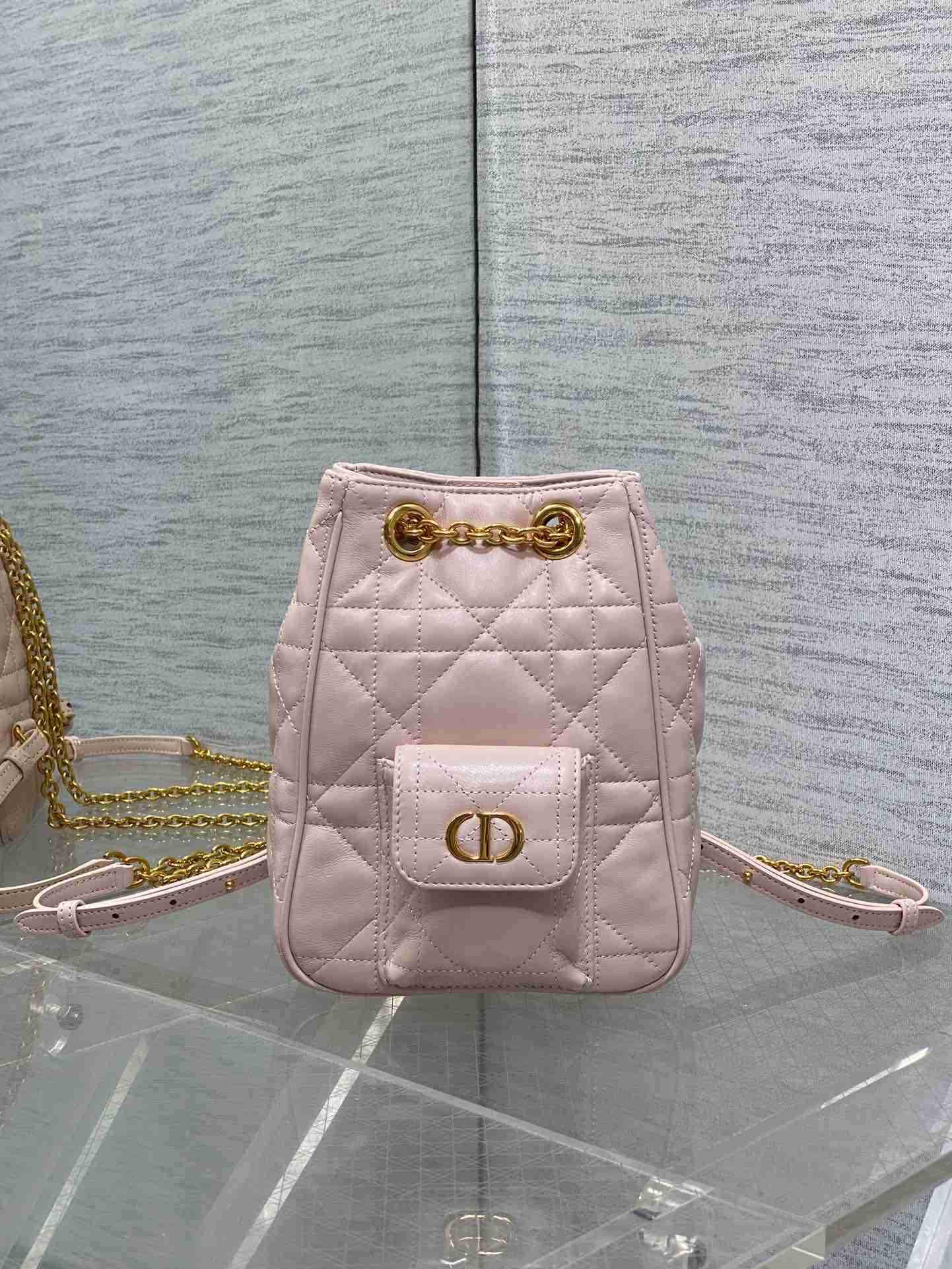 ディオール スタイル カロ マルチキャリー ミニ リュック サイズ：15×19×8.5cm