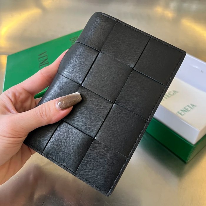 BOTTEGA VENETA BV 777046 カセット パスポートケース 編み羊皮 13.6x10.5cm サイズ:13.6x10.5cm