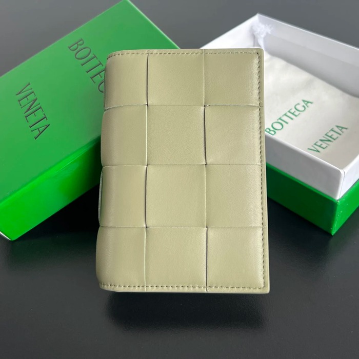 BOTTEGA VENETA BV 777046 カセット パスポートケース 編み羊皮 13.6x10.5cm サイズ:13.6x10.5cm