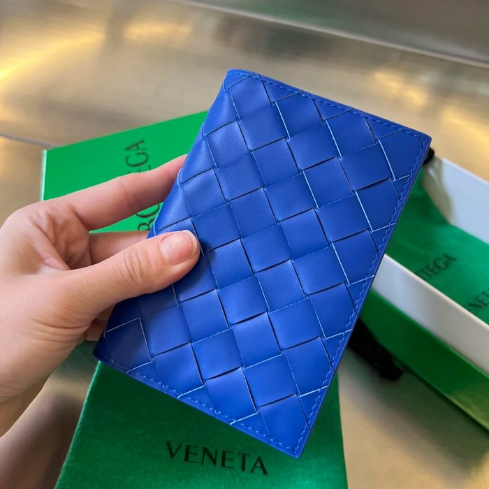 BOTTEGA VENETA BV 607482 新作パスポートケース 編み牛皮 13.3x9.5cm サイズ:13.3x9.5cm