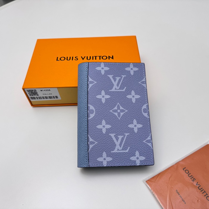 LOUIS VUITTON M14358 パスポートケース モノグラムマッカサー ブルー サイズ:10x14x2.5cm
